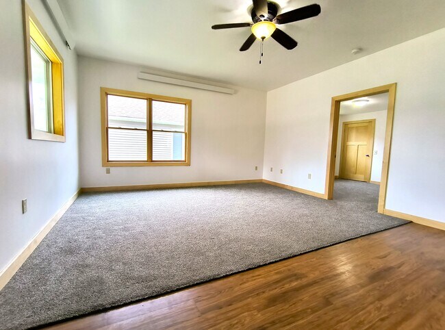 Foto del edificio - 504 Decorah Ave