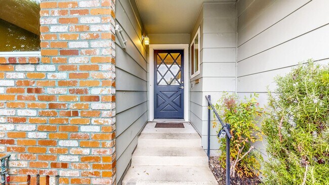 Foto del edificio - 3 Bedroom 2 Full Bath with Private Yard and 1 Car Garage !