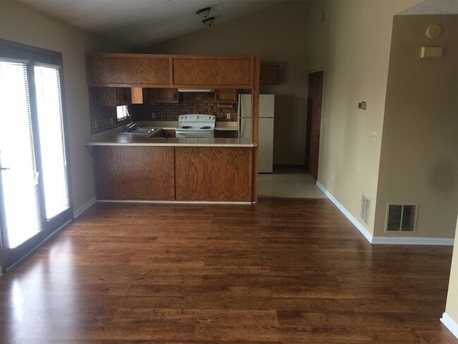 Building Photo - 1655 Foxhaven Dr