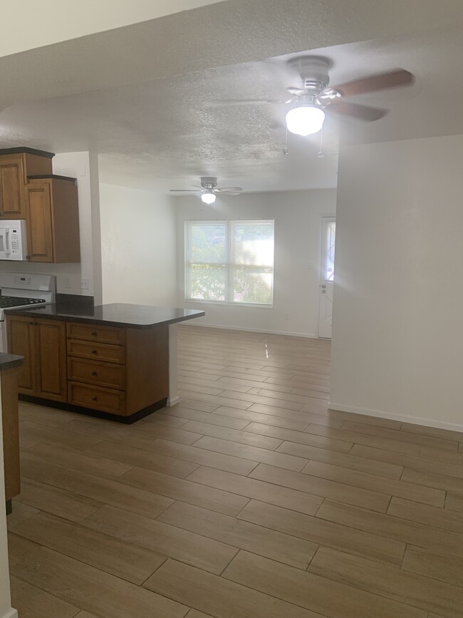 Foto del edificio - 15434 Newport Rd