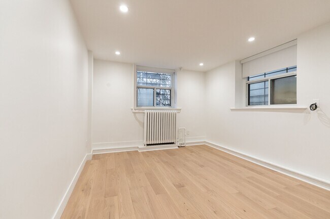 Building Photo - 54 Maitland St