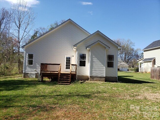 Building Photo - 626 Neal Dr