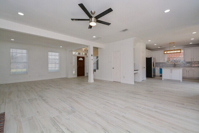 Foto del edificio - 5743 Henniker Dr