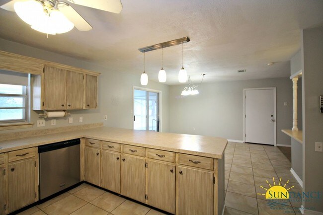 Building Photo - Spacious Poquito Bayou Home