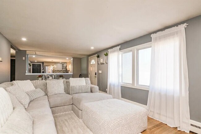 Foto del edificio - 412 Granby Rd