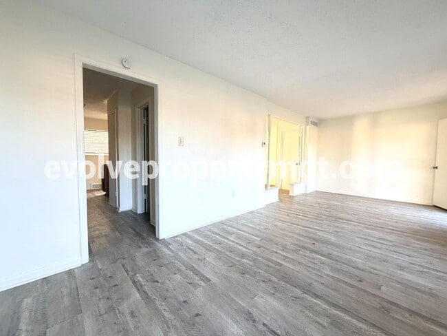 Foto del edificio - 3886 Camelia Cove