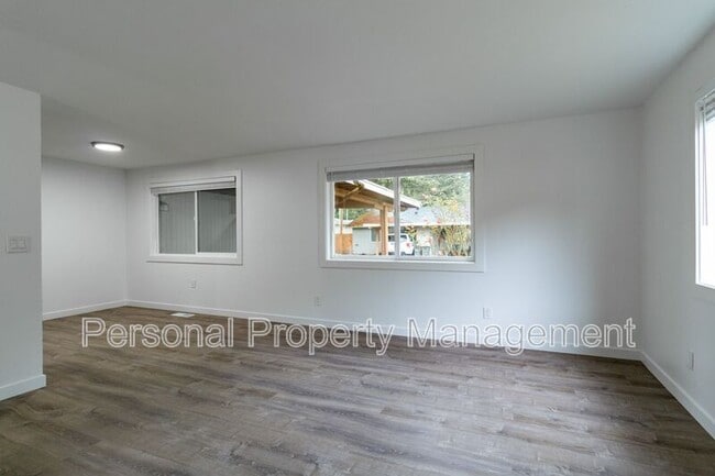 Building Photo - 4325 E 17th St