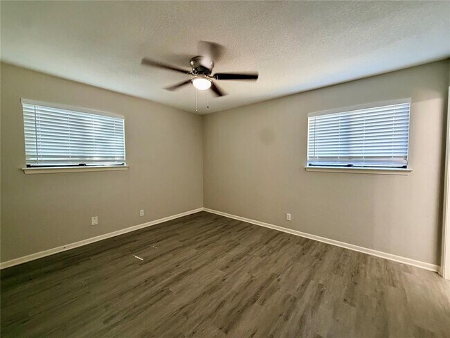Foto del edificio - 1403 Long Branch Dr