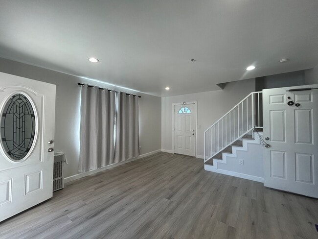 Foto del edificio - Newly Renovated 3 Bed / 2.5 Bath Apartment for Rent – Prime Huntington Beach Location!