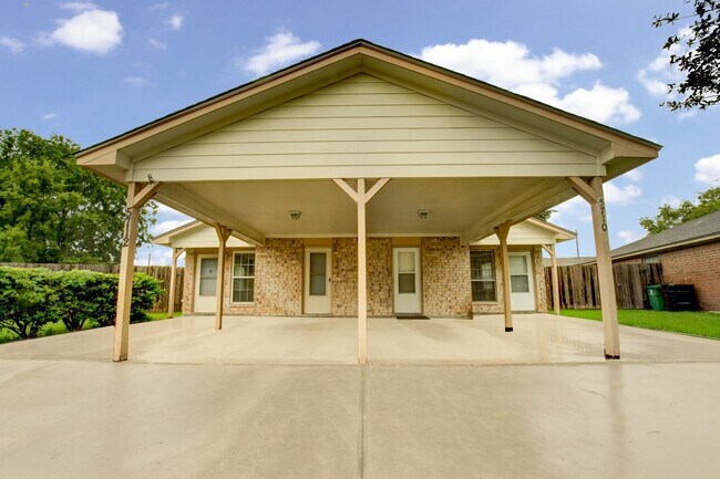 Foto del edificio - Beautiful Two Bedroom & One Bathroom Duple...