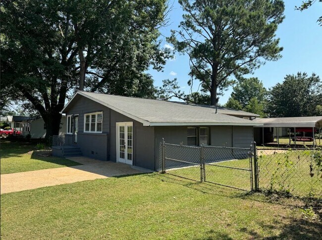 Building Photo - 115 Davis Ave