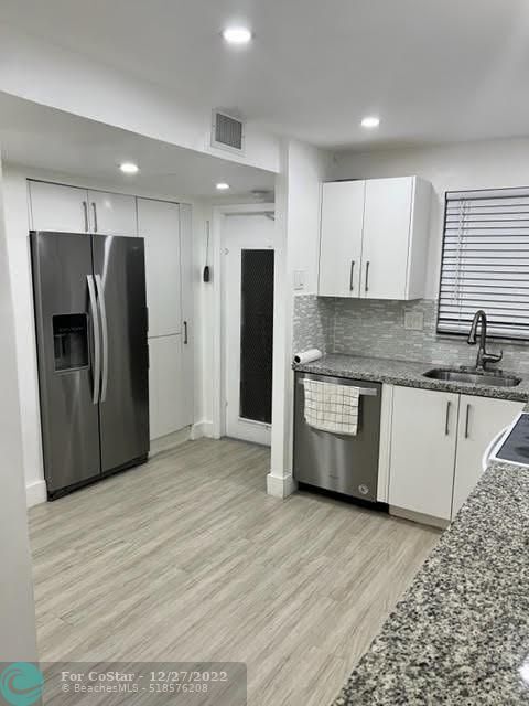 Foto del edificio - 8595 Sunrise Lakes Blvd