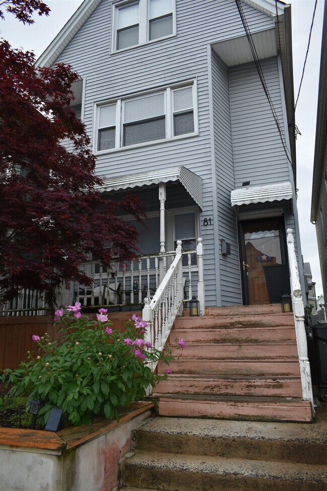 Foto del edificio - 81 Humphrey Ave