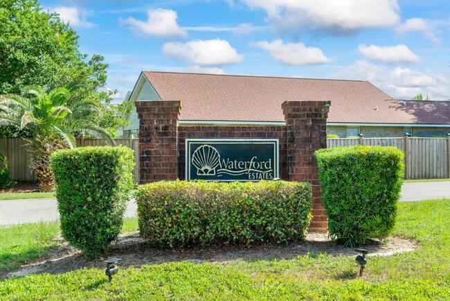 Foto del edificio - 375 Pristine Water Ln