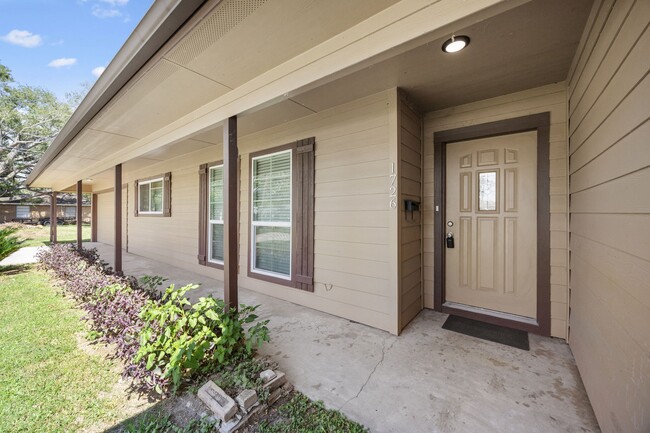 Building Photo - 1726 Wycliffe Dr