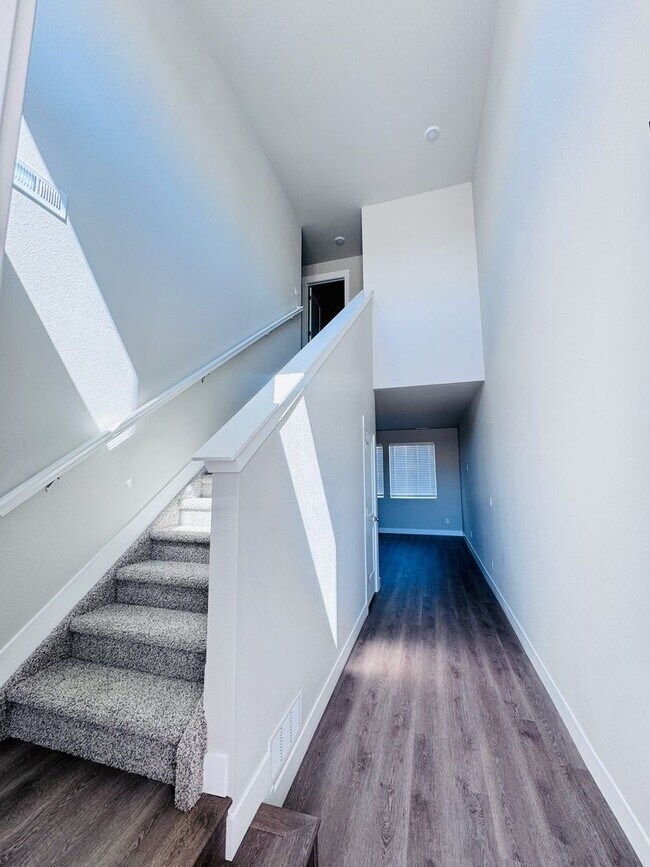 Foto del edificio - Sage Meadows II Townhomes — Lakeside Livin...