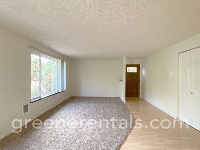 Foto del edificio - 2BR 1BA Duplex in Desired West Olympia Loc...