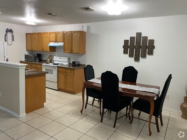 Kitchen/dinning room combo - 6748 Trail Lake Dr