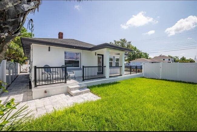 Building Photo - 1102 N Albany Ave