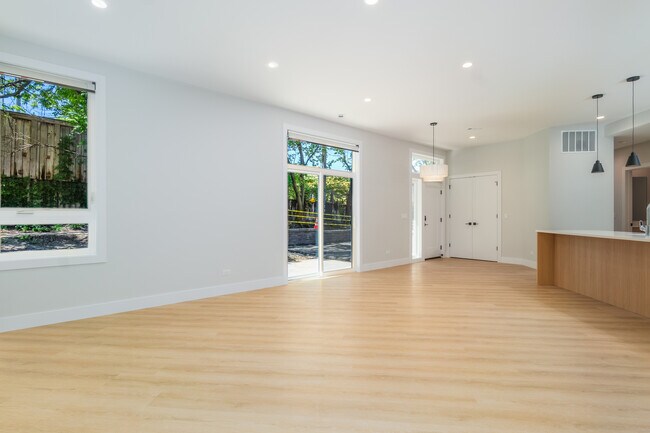Building Photo - 3947 W Dakin St