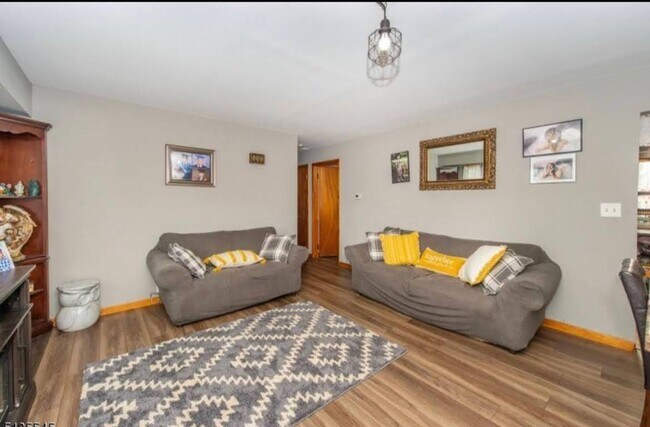 Living Room - 82 S 16th Ave