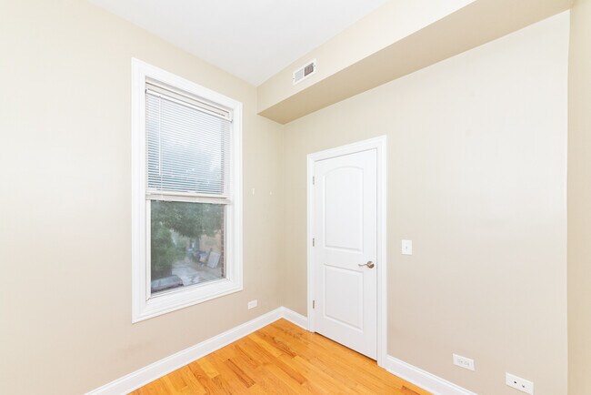 Building Photo - 2113 W Armitage Ave