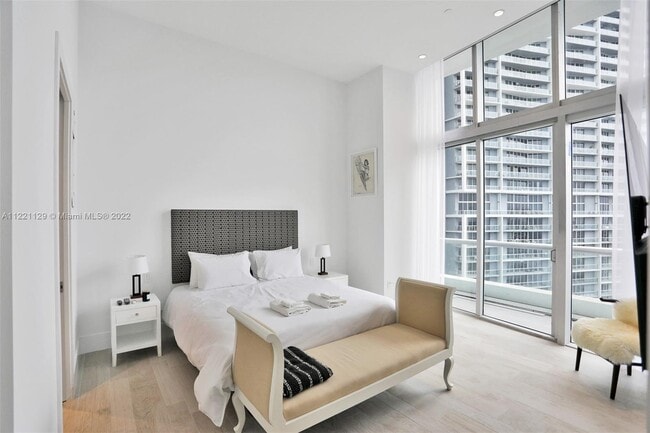 Building Photo - 495 Brickell Ave