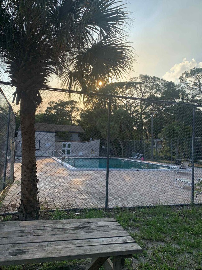 Foto del edificio - 1084 Longfellow Cir