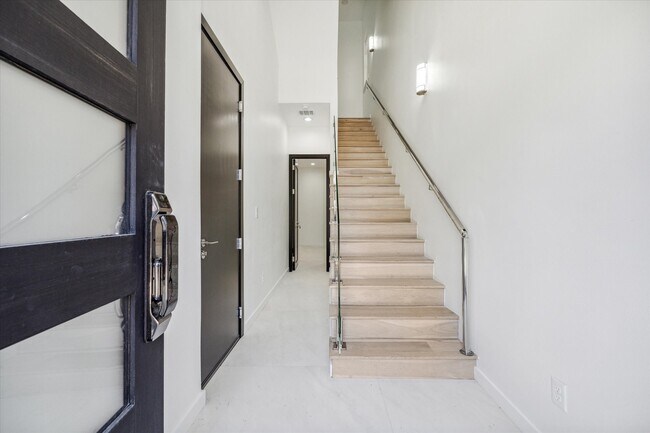 Building Photo - 713 Memorial Heights Dr