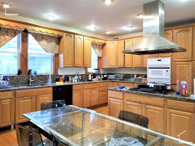 Foto del edificio - No Brokers Fee. Gorgeous Renovated Unit Co...