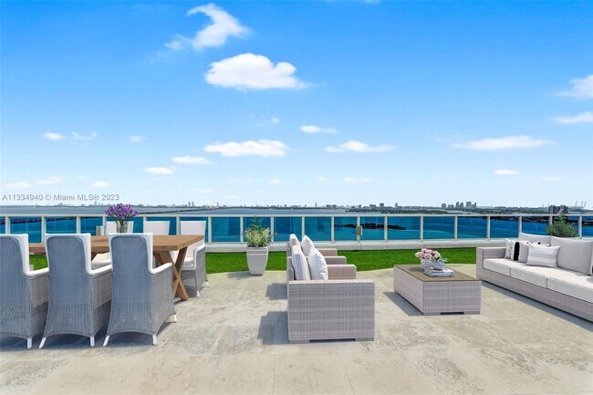 Foto del edificio - 700 NE 25th St