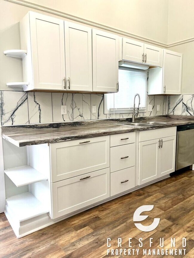 Building Photo - 3 Bedroom Available For Move In TODAY! You...