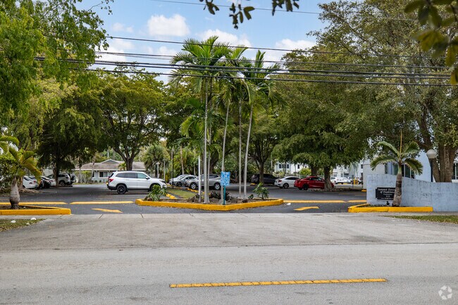 Entrada - Palmetto Tower Apartments