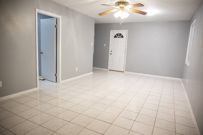 Foto del edificio - 1715 Jarrell Dr