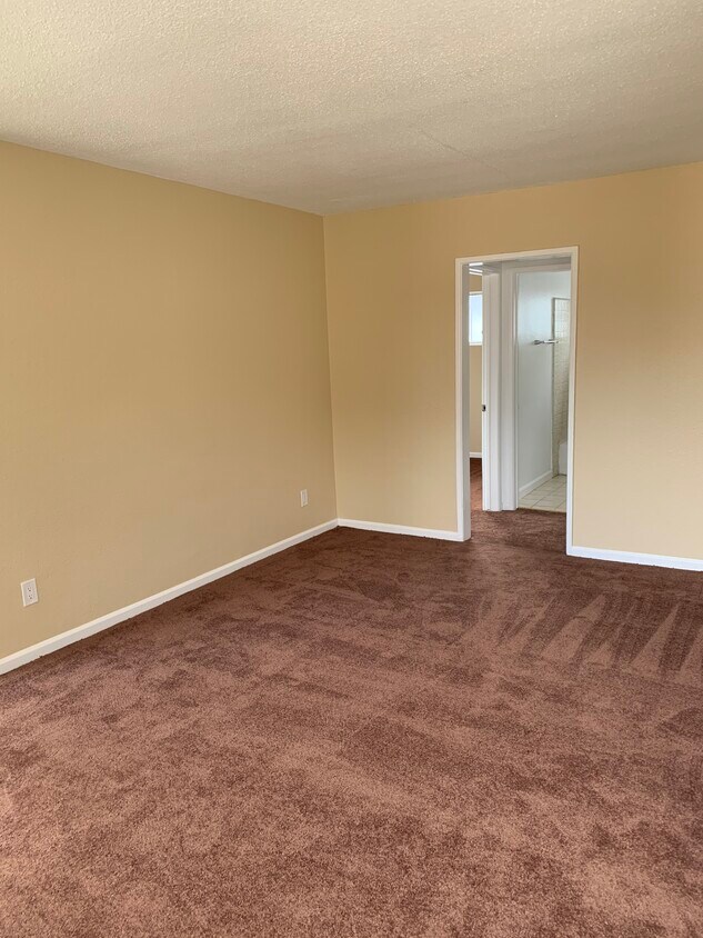 Living room - 410 N Bush St