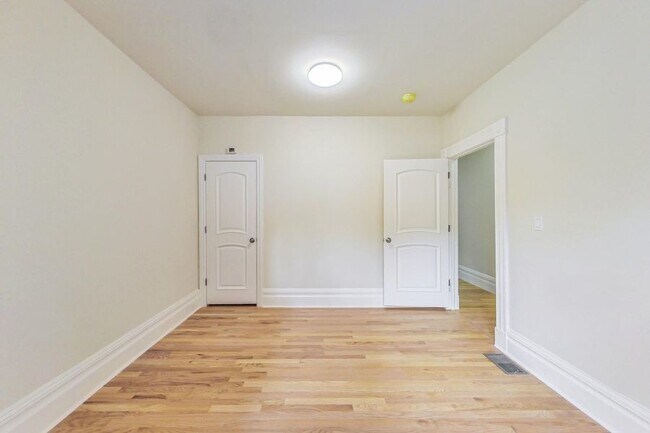 Building Photo - Beautiful Remodeled 2 Bedroom apartment on...