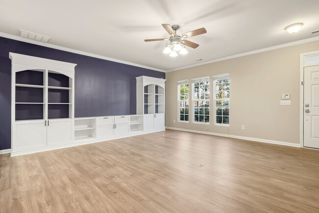 Building Photo - 3 Bedroom, 2.5 Bathroom Townhouse with Fenced in Backyard! Located in Breckenridge, Morrisville -...
