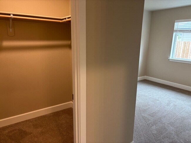 Building Photo - Newer Home in Redmond with Large Fenced Ba...
