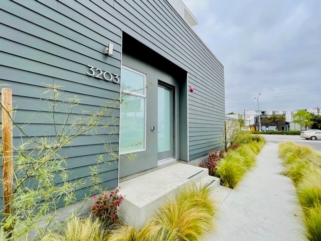 Building Photo - 3203 S Sherbourne Dr