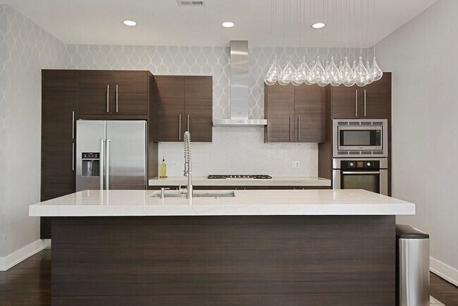 Building Photo - Beautiful 3 Bedroom Apartment in West Loop!