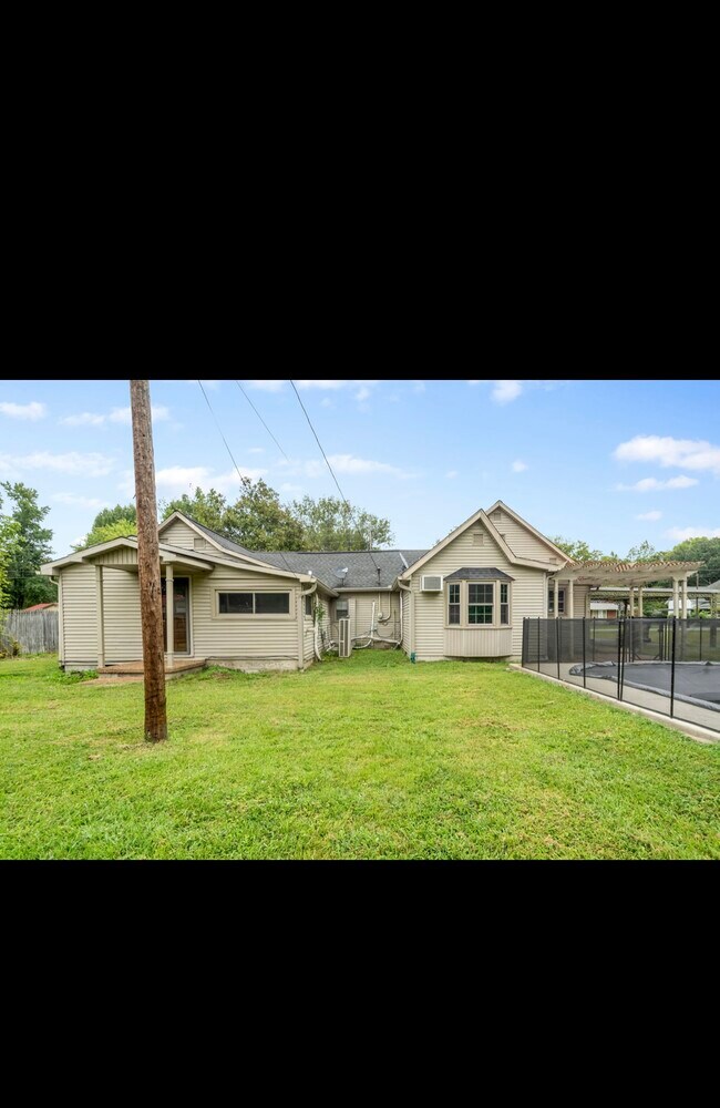 221 N Ewing St, Guthrie, KY 42234 House Rental in Guthrie, KY