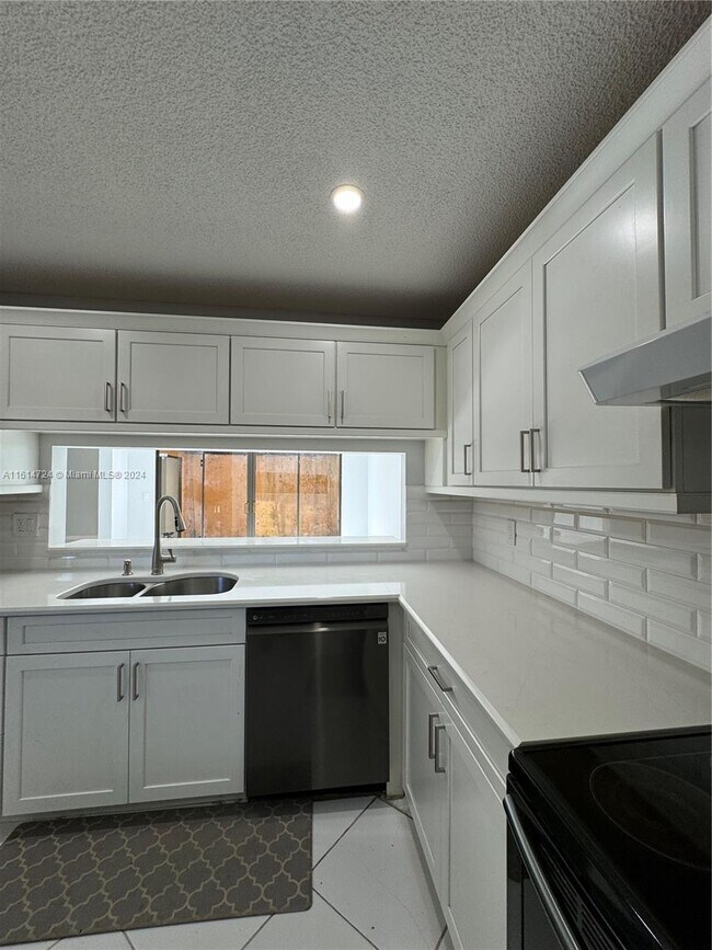 Foto del edificio - 8027 NW 71st Ct