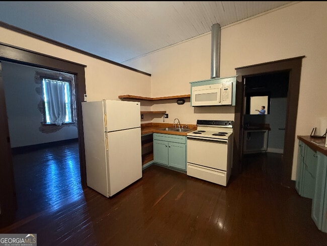 Building Photo - 359 Railroad St