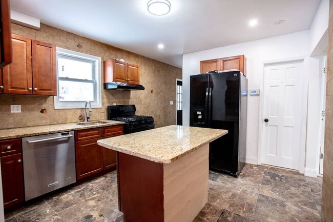 Building Photo - 222 Lowell Ave