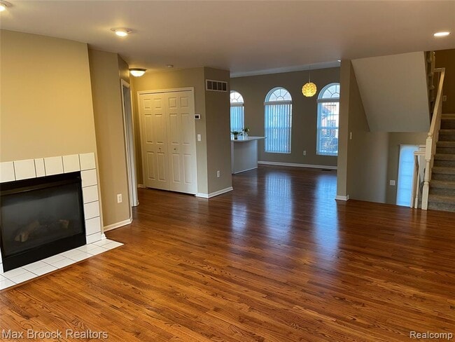 Building Photo - 924 Sandalwood Dr