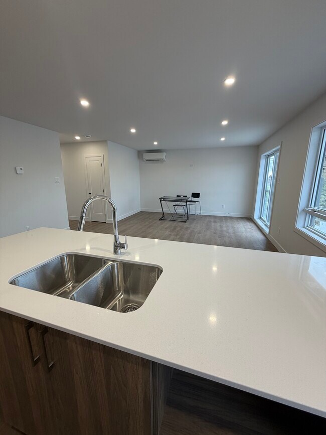 Building Photo - 846 Rue Principale