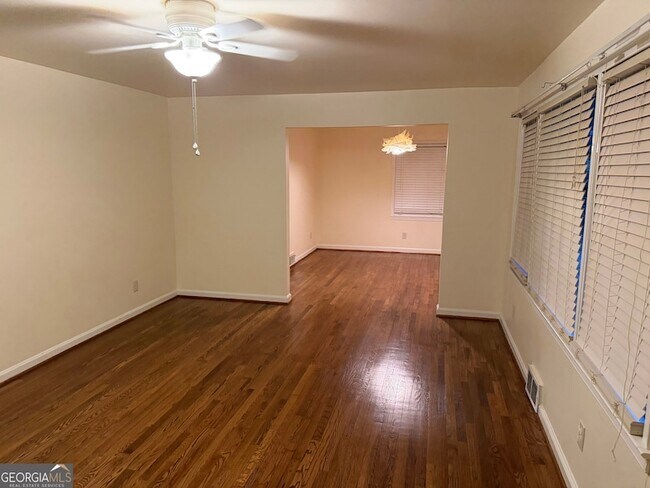 Foto del edificio - 2022 Woodbine Terrace NE