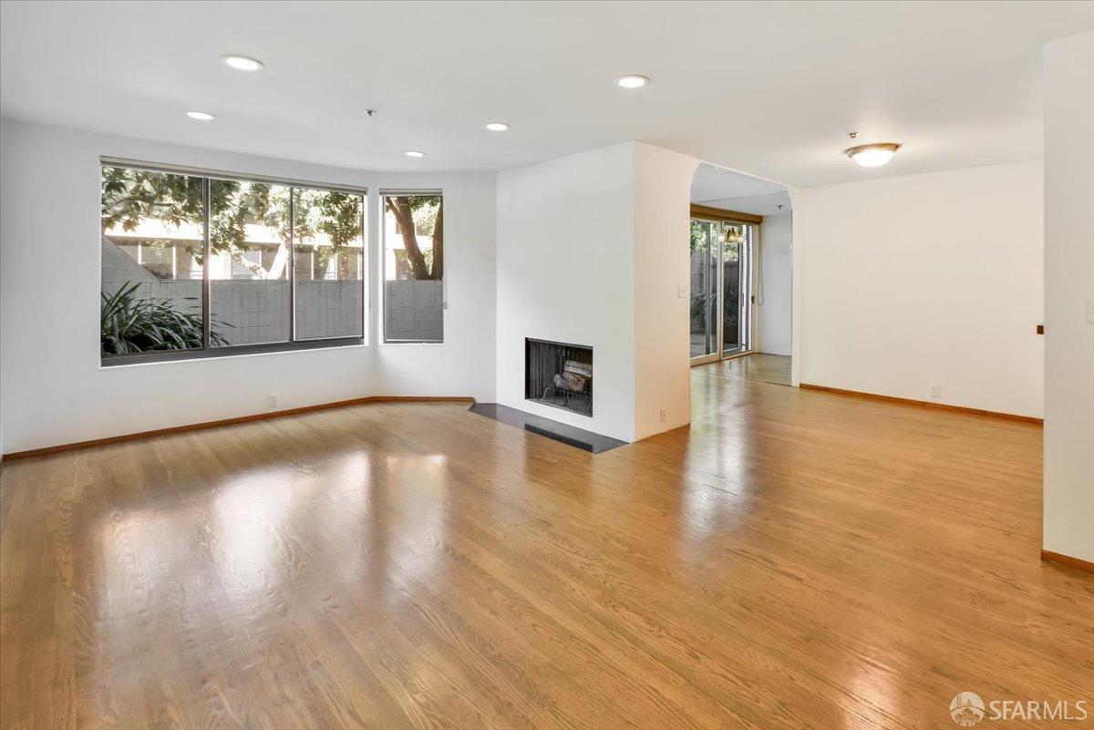 Primary Photo - 154 Lombard St
