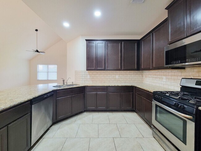 Foto del edificio - BRAND NEW  4 BEDROOM 2 BATH HOME IN KATY VENTANA LAKES