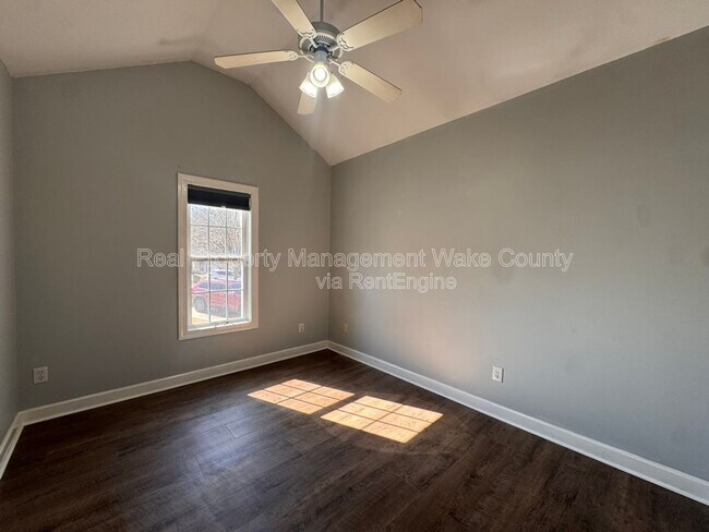 Building Photo - 828 Shackleton Rd